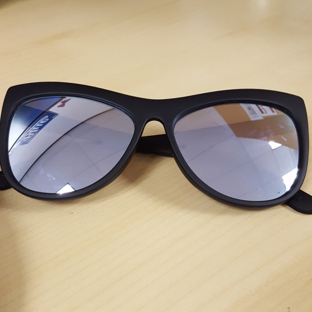 Quay sunglasses. Joyride. No Case.